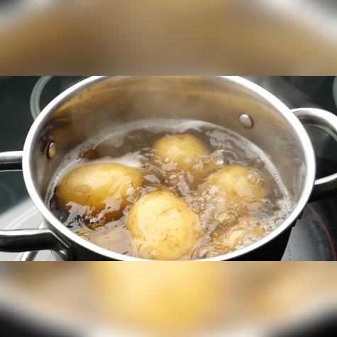  Agrega el agua de cocción poco a poco para un puré más ligero y con sabor intenso.   