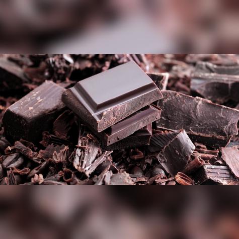 Ten en cuenta revisar las etiquetas de cada chocolate comercial. Fuente: Shutterstock.   