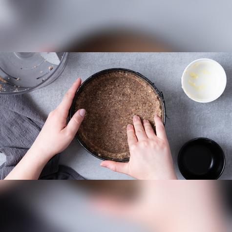 No olvides compactar muy bien la base de galletas en el molde. No olvides compactar muy bien la base de galletas en el molde.