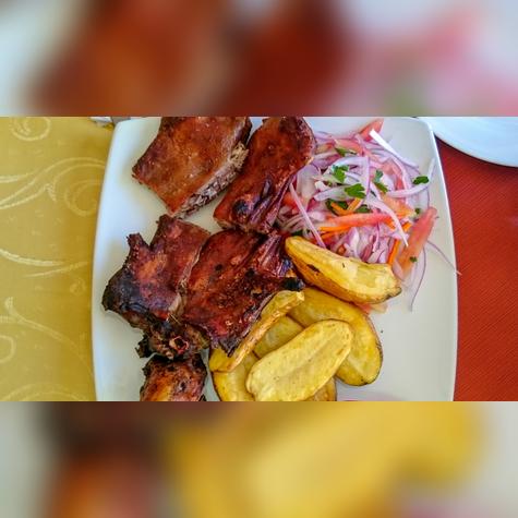 Cuy con papas y ensalada.   