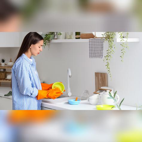 El agua caliente y el jabón son esenciales para limpiar utensilios de cocina.   