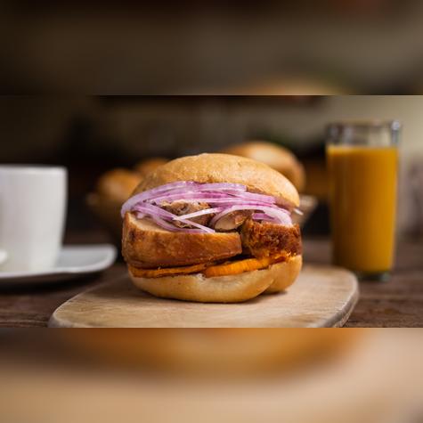 Pan con chicharrón.   