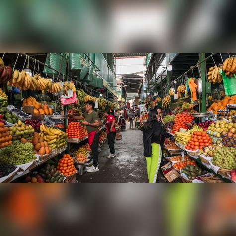 Cientos de frutas y verduras poseen pesticidas.   