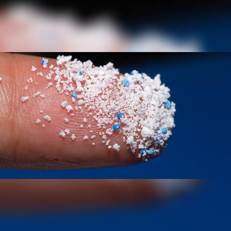 Los microplásticos desprendidos se adhieren a frutas, verduras y carnes sin que podamos verlos.