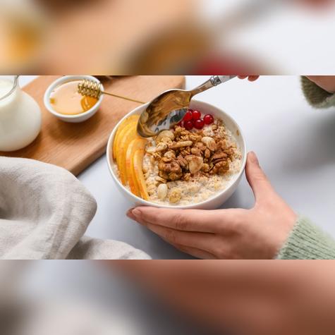 La avena se puede acompañar de frutos secos y frutas frescas. Fuente: Shutterstock.   