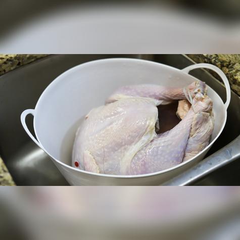 Puedes descongelar el pavo en agua fría o trasladarlo del congelador al refrigerador. Puedes descongelar el pavo en agua fría o trasladarlo del congelador al refrigerador.