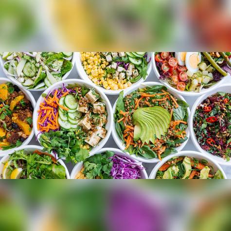 Equilibra tu cena con una ensalada colorida.   