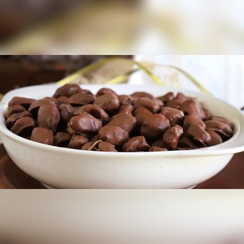Pasas cubiertas en chocolate amargo: sencillas y deliciosas.   