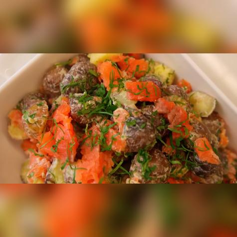 Ensalada de papas nativas con trucha ahumada: una opción fresca y cremosa para la cena de Navidad. Ensalada de papas nativas con trucha ahumada: una opción fresca y cremosa para la cena de Navidad.