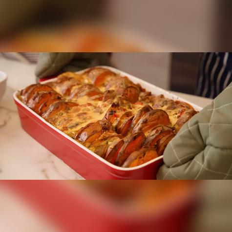 El pastel de camotes lleva ajos confitados y huacatay, que aportan aroma y profundidad. El pastel de camotes lleva ajos confitados y huacatay, que aportan aroma y profundidad.