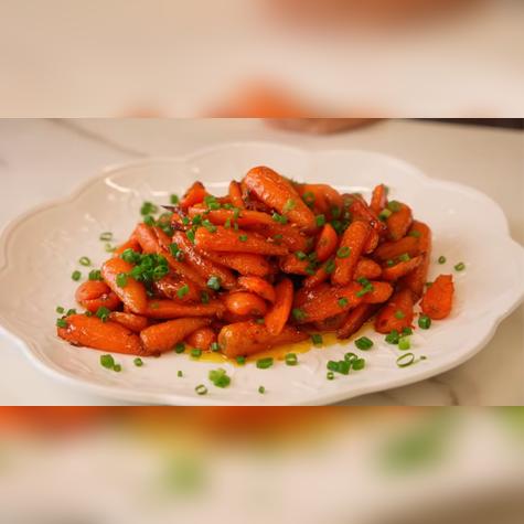 Zanahorias glaseadas listas para servir como acompañamiento navideño. Zanahorias glaseadas listas para servir como acompañamiento navideño.