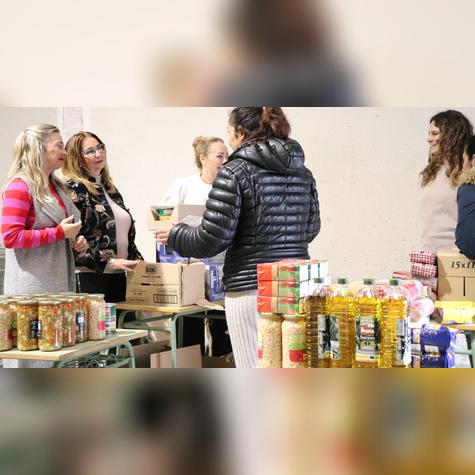 También reparten frutas y verduras. También reparten frutas y verduras.