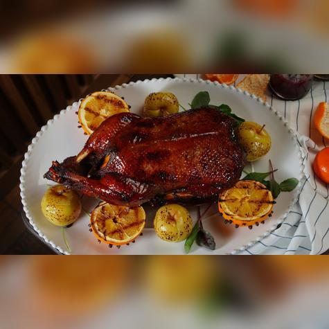 Si buscas algo diferente al pavo, el pato asado eleva la cena de Nochebuena.   
