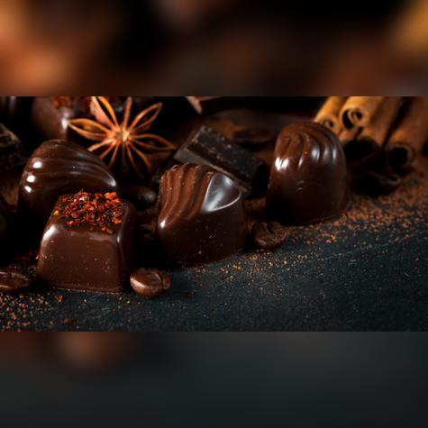 La preparación incluye mezclar y formar los bombones, rellenarlos y bañarlos en chocolate. Fuente: Shutterstock.   