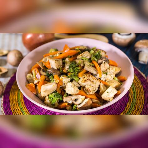 Para reducir el riesgo, se recomienda sustituir carnes procesadas por fuentes de proteínas más saludables, como pollo y pescado.   