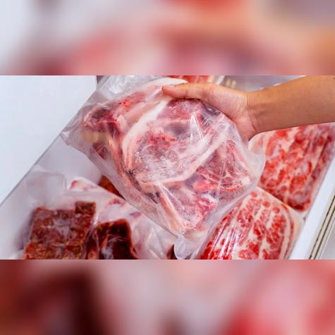 Guarda la carne en el congelador.   