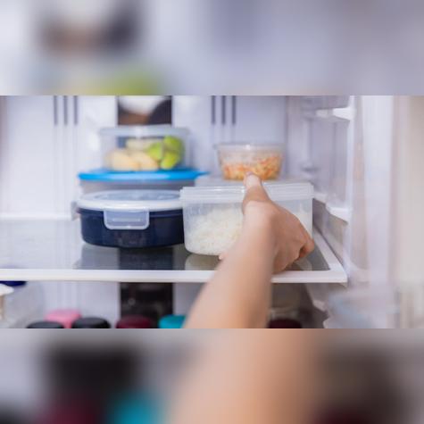 Guarda la comida en el refrigerador.   