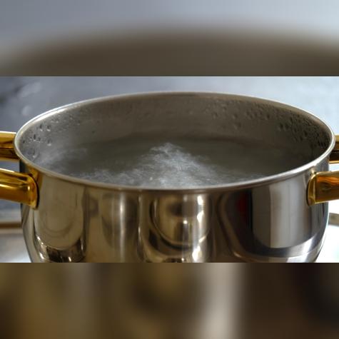 El agua caliente te ayudará a eliminar las moscas.   