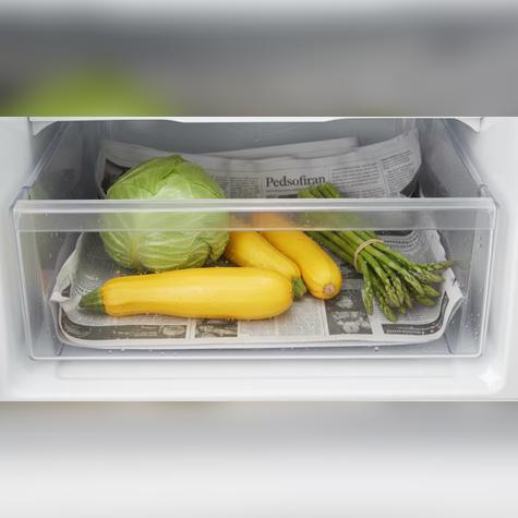 El papel periódico evita la humedad y el mal olor en el cajón de las verduras.   