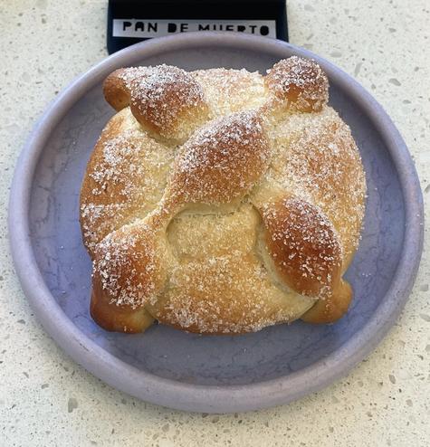 Gusto Bread prepara pan de muerto artesanal.    Gusto Bread prepara pan de muerto artesanal.