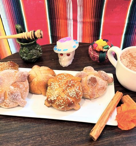 Venice Bakery ofrece pan de muerto cubierto con azúcar y una versión espolvoreada con semillas de ajonjolí.     Venice Bakery ofrece pan de muerto cubierto con azúcar y una versión espolvoreada con semillas de ajonjolí.