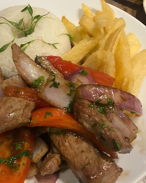 Lomo saltado.   