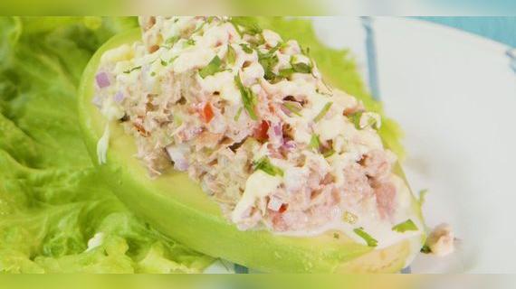 Palta rellena con atún.   