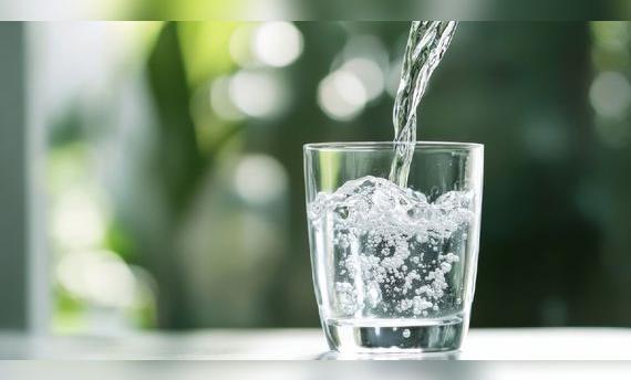  Los hombres jóvenes deben consumir 4,3 litros de agua al día y las mujeres entre 25 y 30 años, 3,3 litros de agua diarios.   