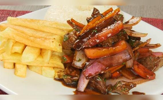 Lomo saltado con papas fritas Lomo saltado con papas fritas