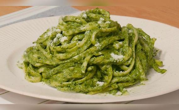 Fideos al pesto.   