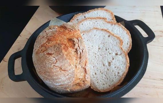  Cocinar pan en una olla permite obtener una corteza crujiente y un interior esponjoso.&nbsp;    