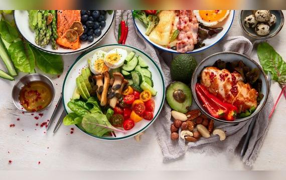 El estilo de vida y la alimentación influye en la cantidad de agua a beber.   