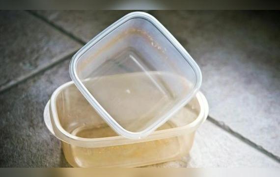 Es difícil quitar manchas de grasas de un táper de plástico   