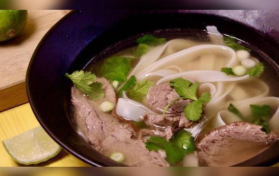  La sopa Pho se prepara con fideos de arroz, huesos de res, jengibre, anís estrellado y otros condimentos.    