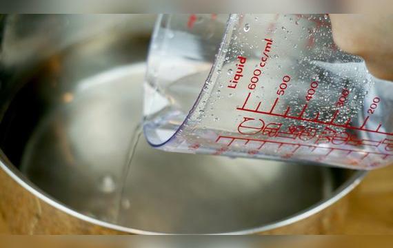 Desinfecta la cebolla china con agua y vinagre.   