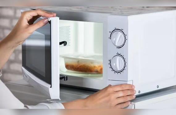 Calentar el tupper en el microondas causa daños en diversos órganos del cuerpo.   