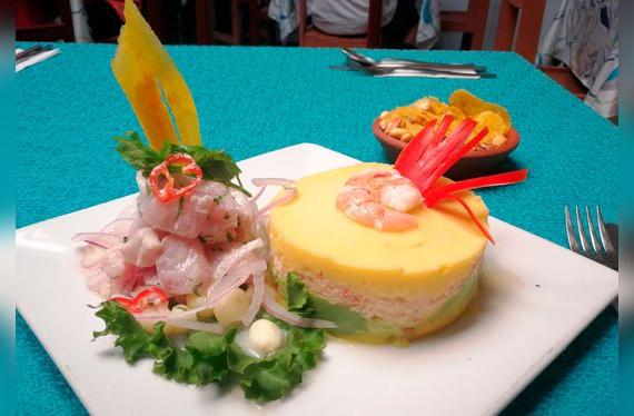 Combinado de ceviche de pescado con causa de cangrejo y langostinos.   