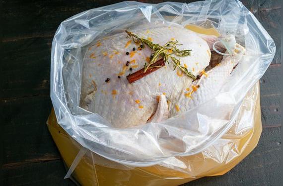 Si no cuentas con recipiente para sumergir el pavo, una bolsa gruesa –bien limpia– puede servir para la salmuera o para el marinada.    