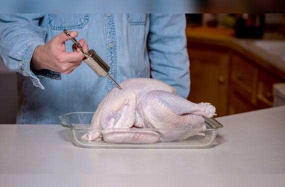La inyección sirve para inyectarle sabor al pavo. Hay inyecciones de acero inoxidable y de plástico.   