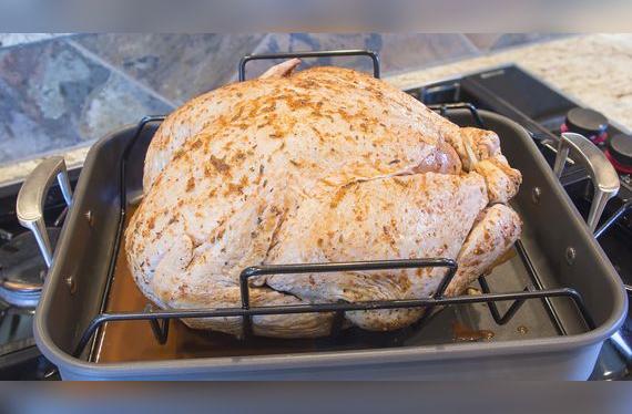 Listo para entrar al horno después de su baño en salmuera y marinada.   