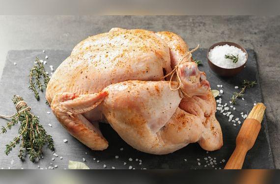 Usa una brocha para bañar el ave con la marinada. Procura que la salsa entre también debajo de la piel y en el interior del pavo.   