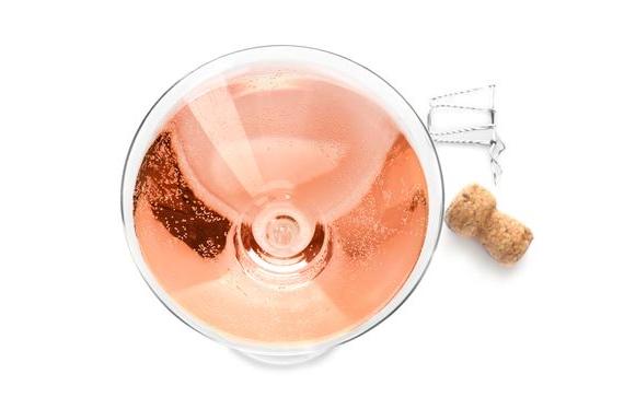 El vino rosado seco es una excelente opción para acompañar la cena navideña.   