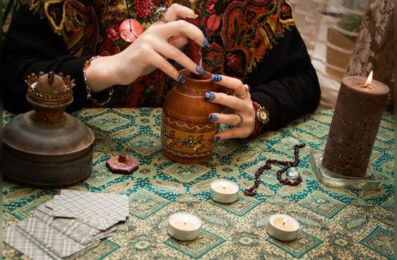 Las pociones afrodisíacas pueden tener distintos orígenes: desde la farmacéutica hasta los brujos.   