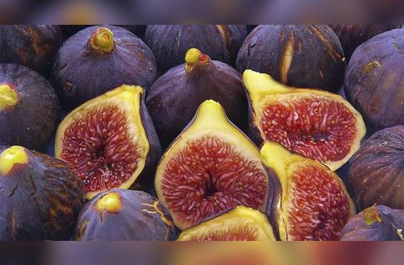 Cada uno de eso filamentos es un fruto que antes fue flor, dentro del higo.   