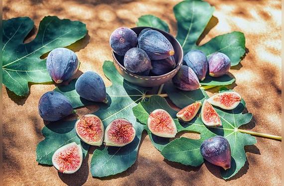 El higo es rico en fibra y minerales, y bajo en calorías.    