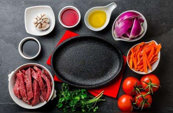 El mise en place (tener todo listo a a mano) del saltado es indispensable, porque se cocina veloz.    