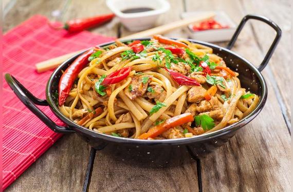 Puedes servir el tallarín en un wok como este o en fuente.    