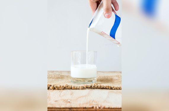 La leche UHT permite a la leche mantenerse sin refrigerar durante meses, antes de abrirse.   