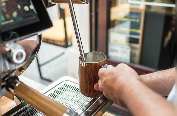 Las leches descremadas y semi descremadas ya se encuentran como alternativa a la leche entera en muchas cafeterías.   