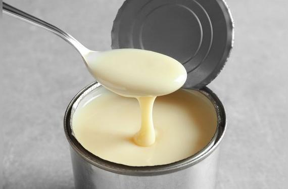 La leche condensada es indispensable en repostería.   